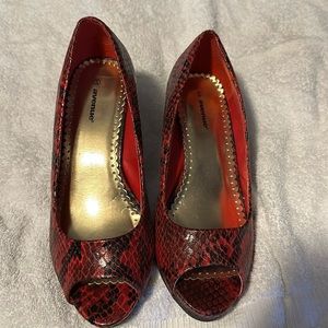 Women’s peep toe pumps.